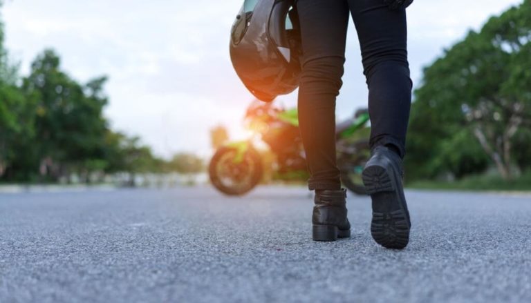 欧宝体育登陆网址女人骑摩托车时最好穿的靴子