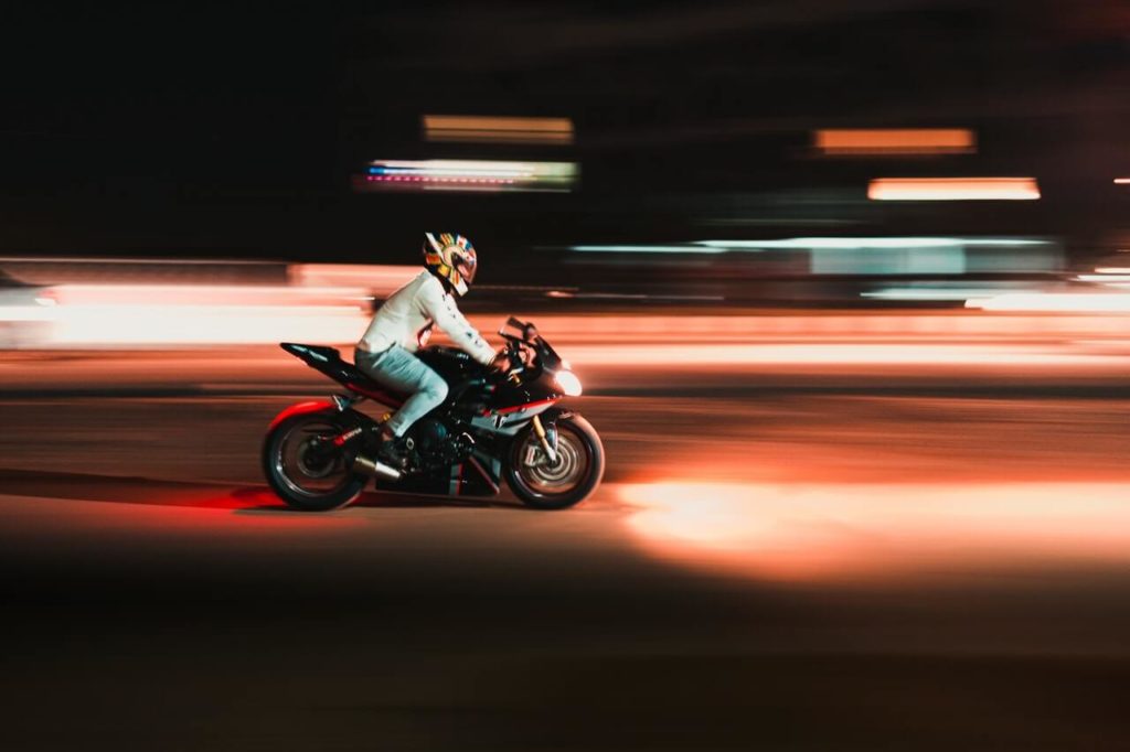避免夜间骑摩托车
