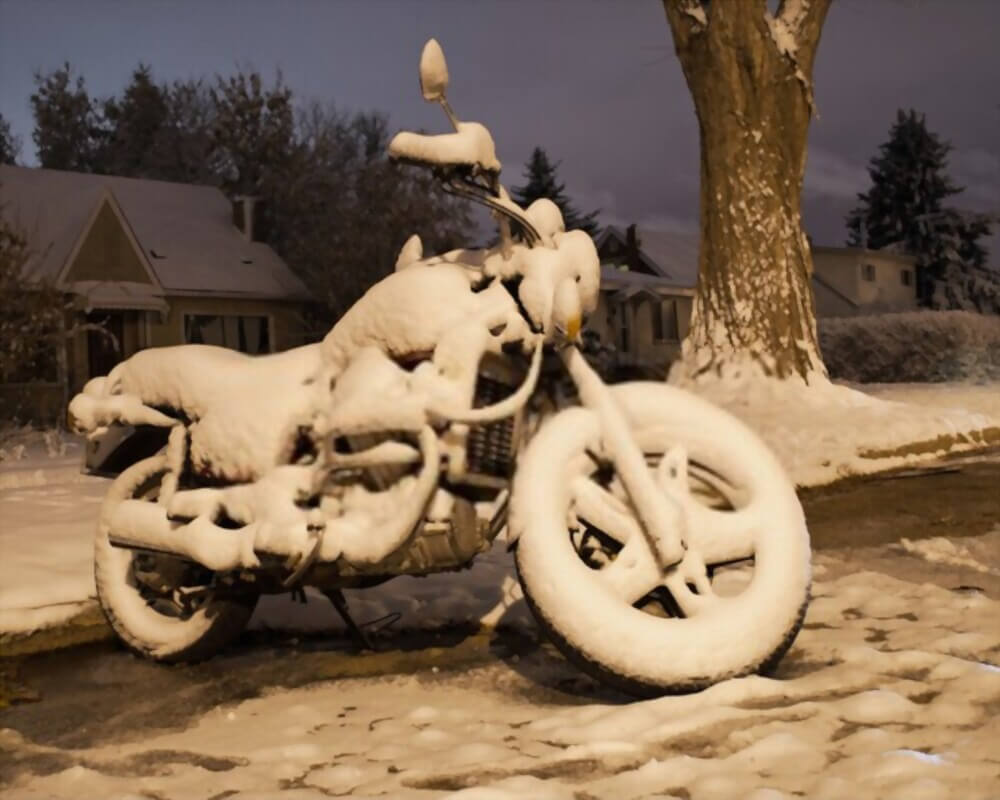 在寒冷的天气骑摩托车