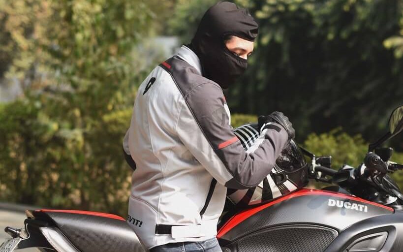 如何在摩托车上保持脸部温暖